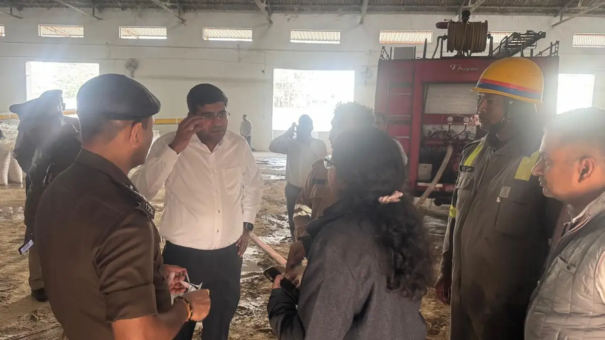 गीडा ब्रान आयल फैक्ट्री में भयंकर आग, हेक्सेन रिसाव ने किया हाल बेहाल; DM ने बैठाई जांच गीडा ब्रान आयल फैक्ट्री में भयंकर आग, हेक्सेन रिसाव ने किया हाल बेहाल; DM ने बैठाई जांच