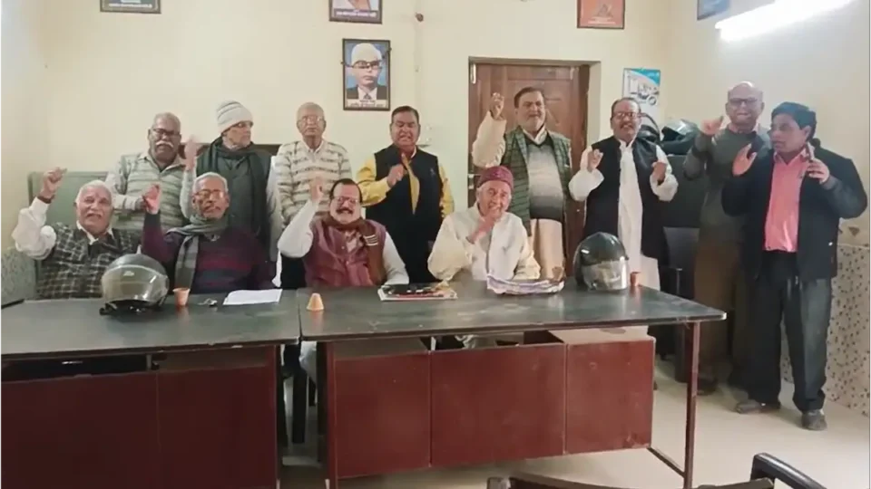 आठवां वेतन आयोग: पेंशनर्स को लाभ पर सरकार लाए 'श्वेतपत्र', गोरखपुर में हुई बड़ी मांग