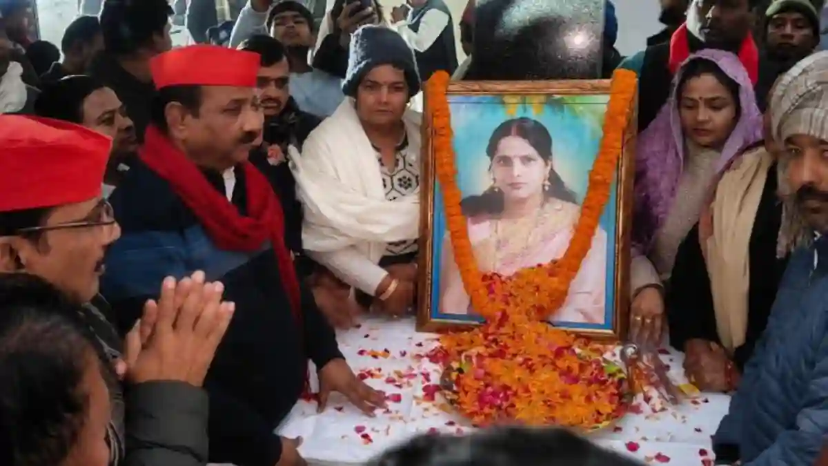 गोरखपुर पहुंचे सपा प्रदेश अध्यक्ष: पूर्व महासचिव की पत्नी के निधन पर जताया दुख, रजही कैंप जाकर दी श्रद्धांजलि गोरखपुर पहुंचे सपा प्रदेश अध्यक्ष: पूर्व महासचिव की पत्नी के निधन पर जताया दुख, रजही कैंप जाकर दी श्रद्धांजलि