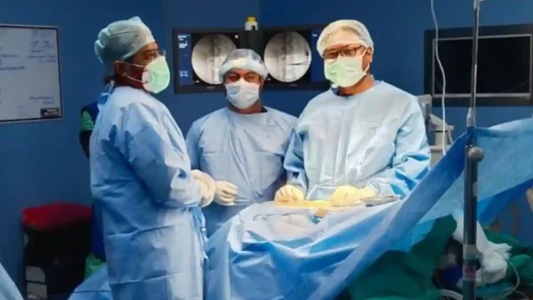 एम्स गोरखपुर का कमाल: पहली बार बिना बड़े चीरे के हुई स्पाइन सर्जरी, मरीज को मिला नया जीवन