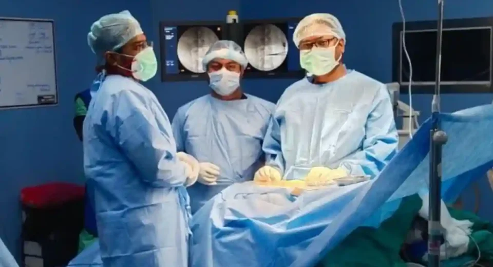 एम्स गोरखपुर का कमाल: पहली बार बिना बड़े चीरे के हुई स्पाइन सर्जरी, मरीज को मिला नया जीवन