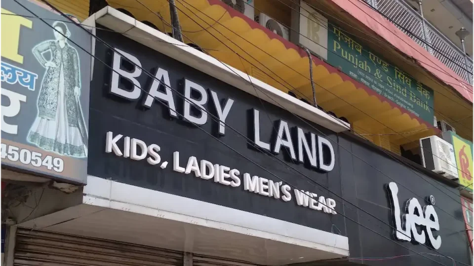 गोलघर में कपड़े की दुकान में लगी भीषण आग, शार्ट सर्किट से हुआ लाखों का नुकसान गोलघर में कपड़े की दुकान में लगी भीषण आग, शार्ट सर्किट से हुआ लाखों का नुकसान