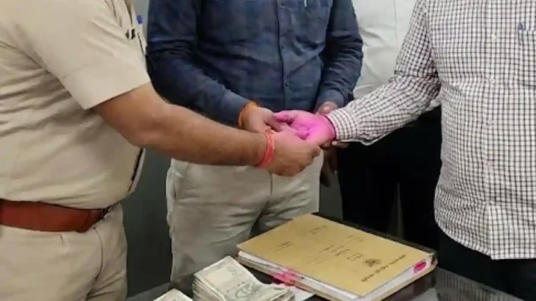 मऊ में गोरखपुर विजिलेंस का एक्शन: 25 हजार रिश्वत लेते लिपिक रंगेहाथ गिरफ्तार, जानें पूरा मामला