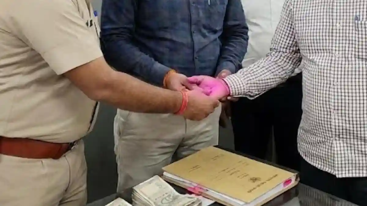 मऊ में गोरखपुर विजिलेंस का एक्शन: 25 हजार रिश्वत लेते लिपिक रंगेहाथ गिरफ्तार, जानें पूरा मामला मऊ में गोरखपुर विजिलेंस का एक्शन: 25 हजार रिश्वत लेते लिपिक रंगेहाथ गिरफ्तार, जानें पूरा मामला