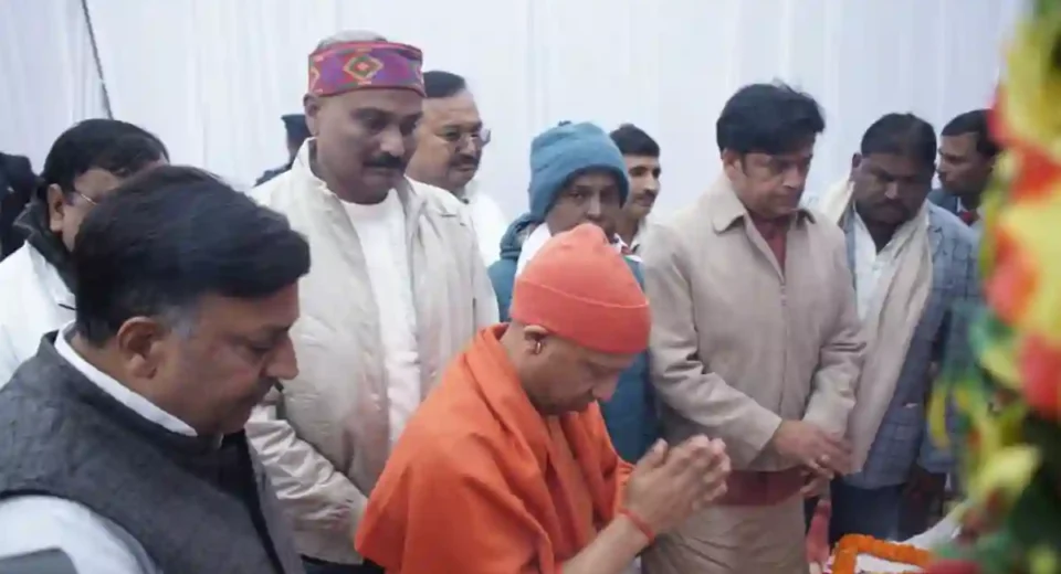 गोरखपुर: दिग्गज खेल हस्ती सुशील यादव को सीएम योगी ने दी श्रद्धांजलि, बुढ़िया बारी में परिजनों को बंधाया ढांढस
