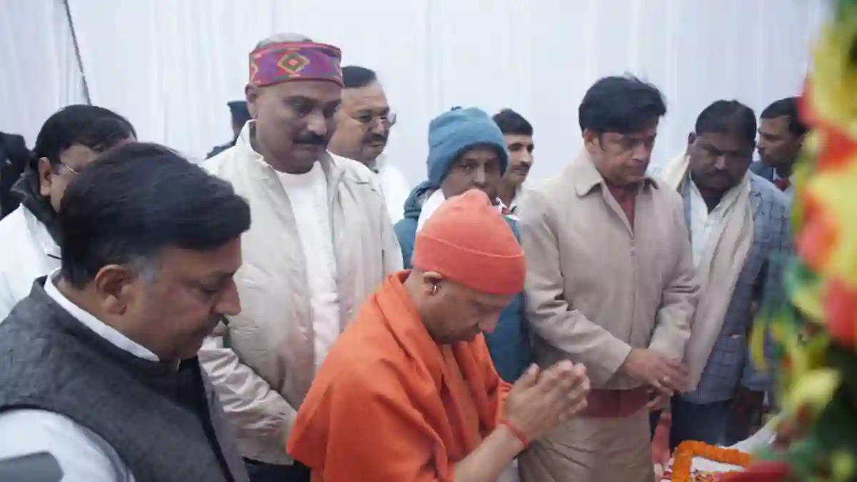 गोरखपुर: दिग्गज खेल हस्ती सुशील यादव को सीएम योगी ने दी श्रद्धांजलि, बुढ़िया बारी में परिजनों को बंधाया ढांढस