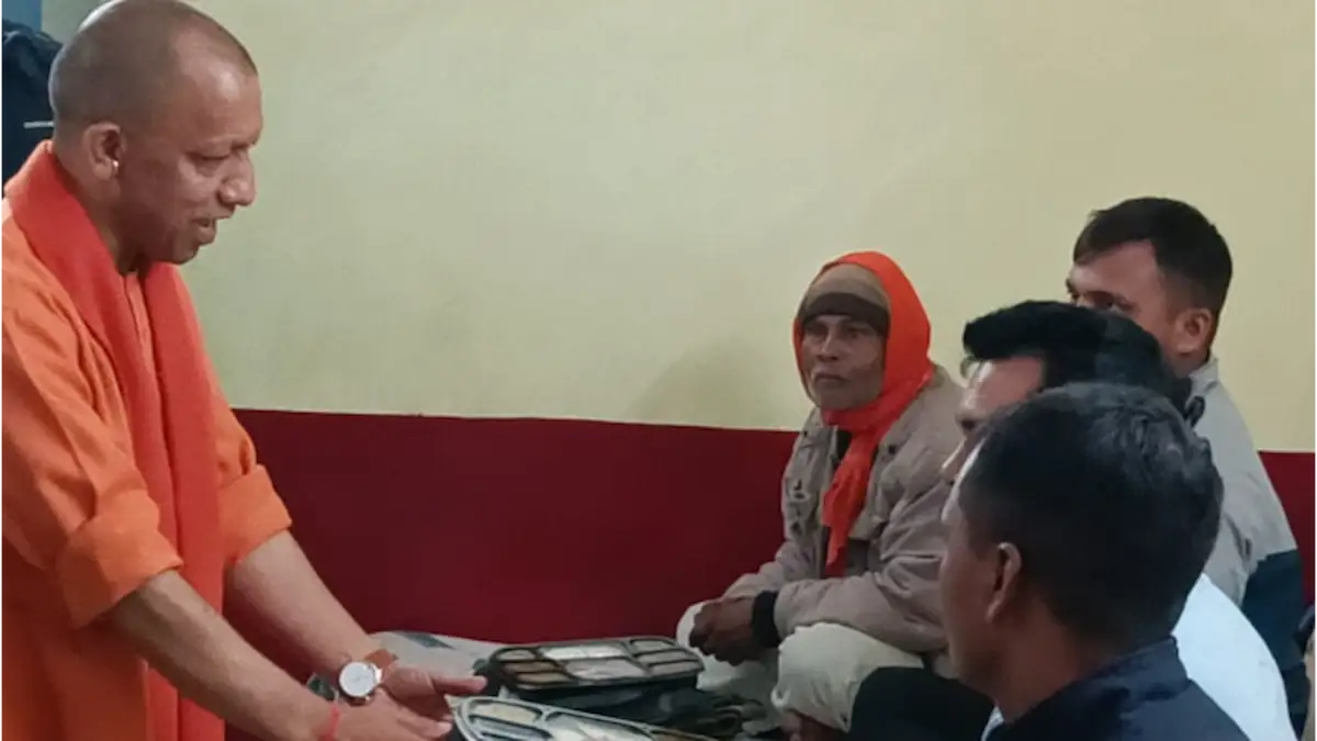 गोरखपुर समाचार: आज की प्रमुख सुर्खियां: एक नजर में जानें गोरखपुर शहर की हर खबर मुख्यमंत्री योगी ने रैन बसेरों का औचक निरीक्षण कर बांटे कंबल, अधिकारियों को दिए सख्त निर्देश