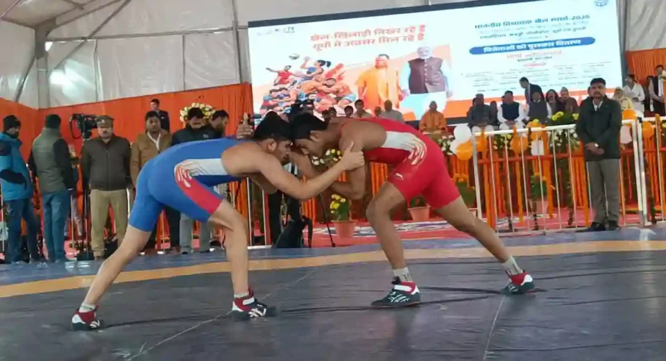 गोरखपुर में सीएम योगी ने दिया 'खेल मंत्र', वीर बहादुर सिंह स्पोर्ट्स कॉलेज में प्रतिभाओं को किया सम्मानित