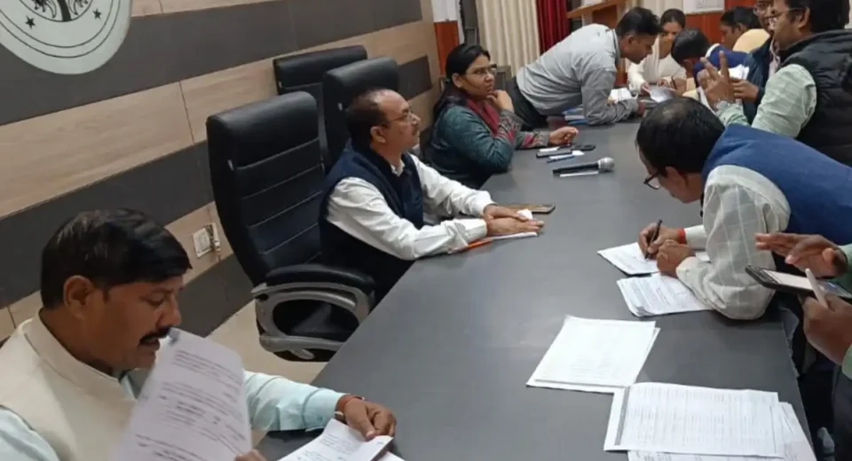 गोरखपुर: मतदाता सूची की गहन जांच के आदेश, दोहरी एंट्री और मृत वोटरों के नाम हटाने पर जोर