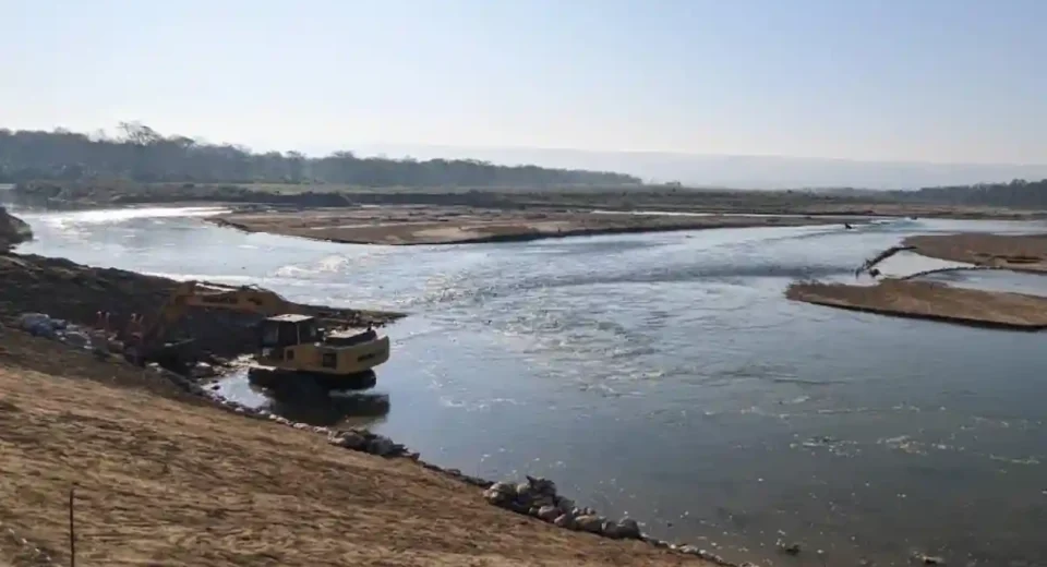 यूपी के इस जिले में राप्ती किनारे अवैध खनन पर बड़ी कार्रवाई, 12 डंपर और 2 पोकलेन सीज
