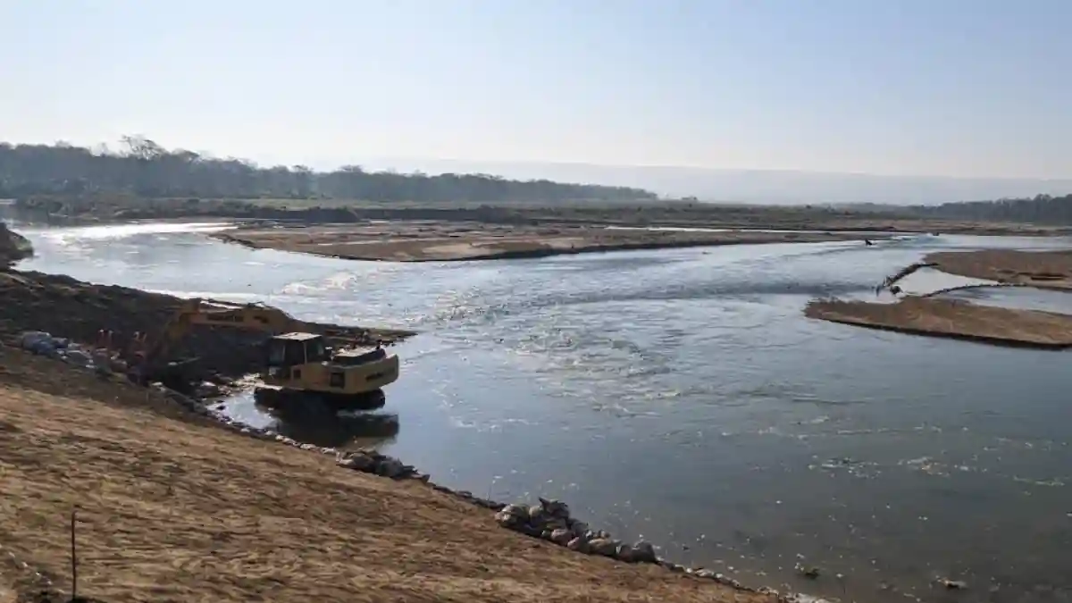 यूपी के इस जिले में राप्ती किनारे अवैध खनन पर बड़ी कार्रवाई, 12 डंपर और 2 पोकलेन सीज