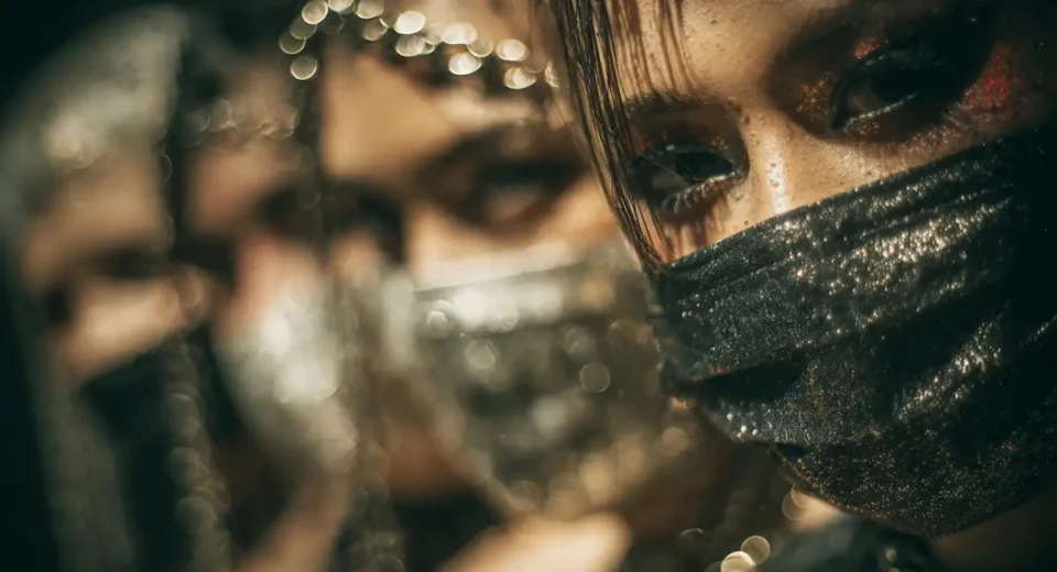 वाराणसी: शक्ति शिखा अपार्टमेंट के दो फ्लैट में चल रहा था सेक्स रैकेट, पूर्व मेयर प्रत्याशी के पति ने किराये पर दिया था फ्लैट