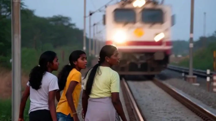 गोरखपुर में दिल दहलाने वाला हादसा: ट्रेन से कटकर महिला और बच्ची की मौत, दूसरी मासूम गंभीर गोरखपुर में दिल दहलाने वाला हादसा: ट्रेन से कटकर महिला और बच्ची की मौत, दूसरी मासूम गंभीर