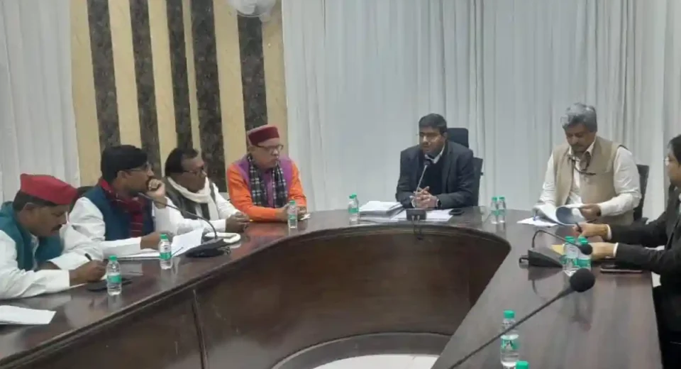 गोरखपुर: मतदाता सूची पुनरीक्षण की हकीकत परखने पहुंचे चुनाव आयोग के प्रेक्षक, राजनीतिक दलों के साथ की बैठक