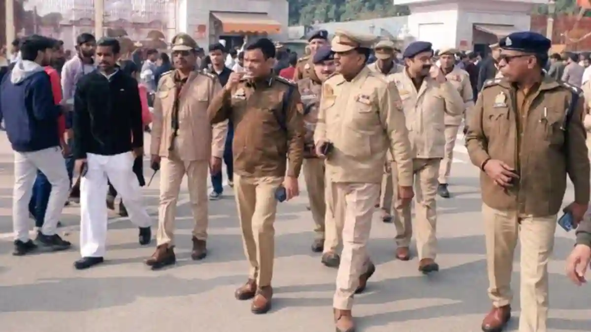 Gorakhpur: नववर्ष पर गोरखनाथ मंदिर पहुंचे डीआईजी डॉ. एस चनप्पा, सुरक्षा चक्र का खुद किया मुआयना Gorakhpur: नववर्ष पर गोरखनाथ मंदिर पहुंचे डीआईजी डॉ. एस चनप्पा, सुरक्षा चक्र का खुद किया मुआयना