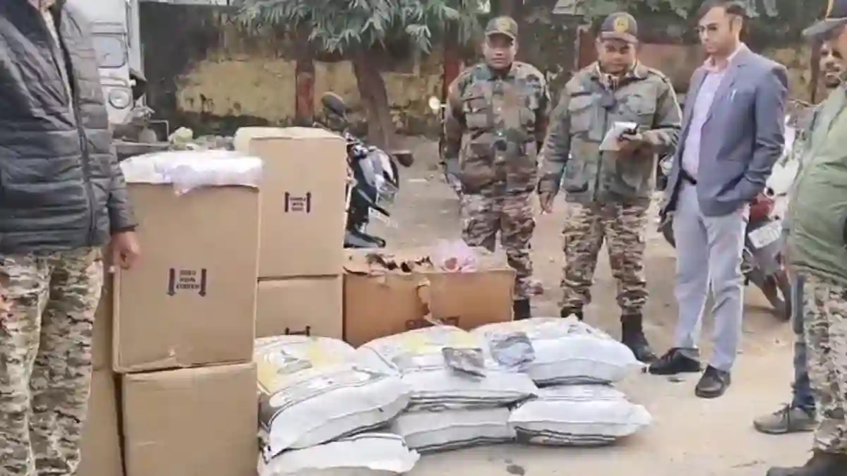 Gorakhpur News: गीता प्रेस के पास नगर निगम की बड़ी कार्रवाई, लोडर से पकड़ी पॉलीथिन की बड़ी खेप