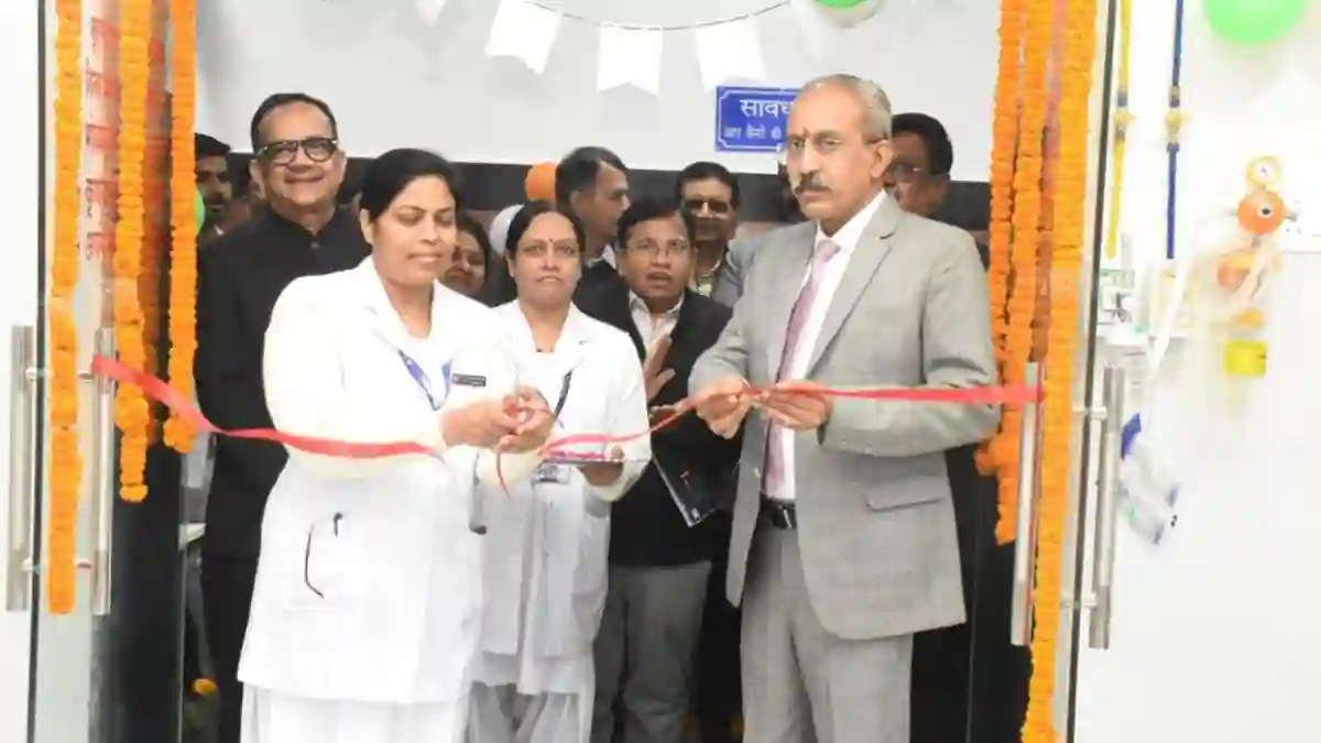 Gorakhpur News: रेलवे अस्पताल को मिली आधुनिक ICU की सौगात, जीएम ने परखे जीवन रक्षक उपकरण Gorakhpur News: रेलवे अस्पताल को मिली आधुनिक ICU की सौगात, जीएम ने परखे जीवन रक्षक उपकरण