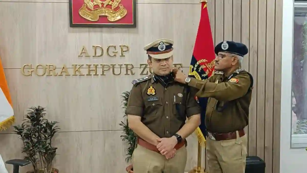 Gorakhpur News: एसएसपी राज करन नय्यर बने डीआईजी, एडीजी मुथा अशोक जैन ने लगाए पदोन्नति के स्टार