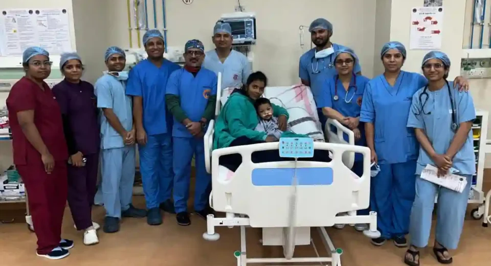 गोरखपुर एम्स: 2 साल के बच्चे की नाक में उगा था दांत, डॉक्टरों ने सर्जरी कर निकाला