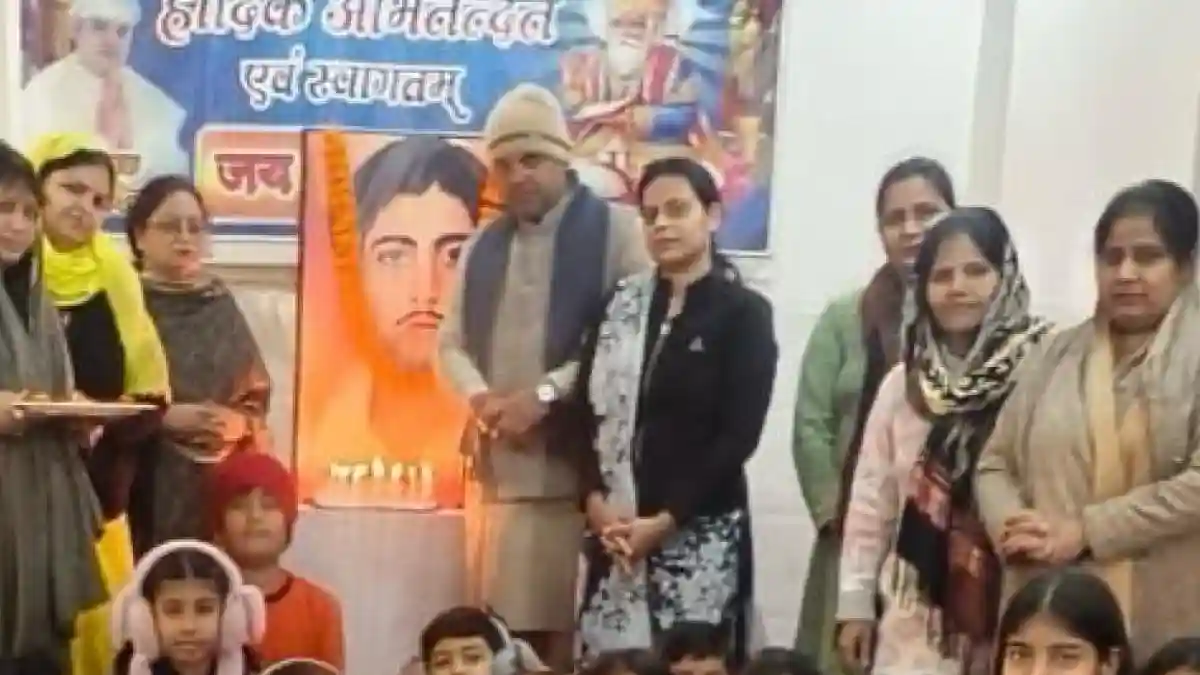 गोरखपुर न्यूज़: अमर शहीद हेमू कालानी की याद में बच्चों ने उठाया ब्रश, जटाशंकर आश्रम में उकेरी शहादत