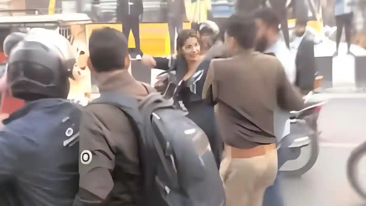 गोरखपुर न्यूज़: सिंघड़िया में सरेआम चली गोली, युवक गंभीर घायल; पुलिस ने मौके से युवती समेत दो हमलावरों को दबोचा