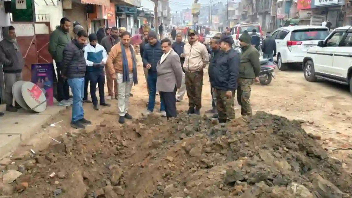 गोरखपुर: हड़हवा फाटक पर नाला ऊँचा होने से भड़के लोग, मेयर ने PWD के पेंच कसने के दिए निर्देश