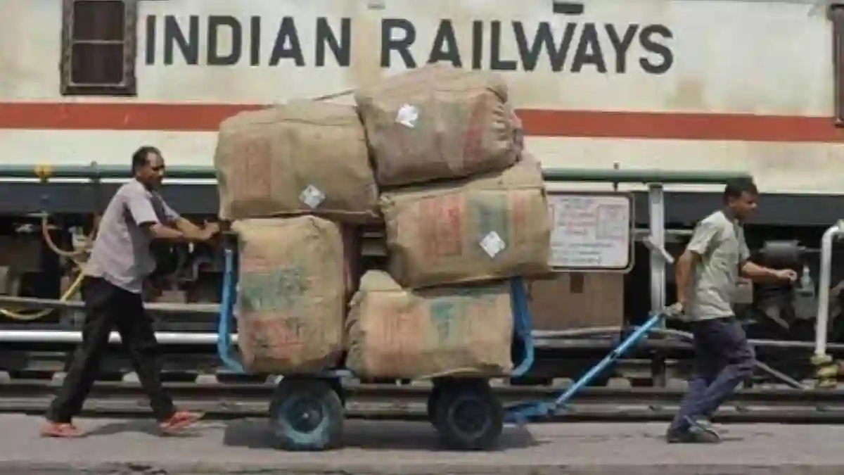 रेलवे का बड़ा फैसला: अब 10 करोड़ टर्नओवर की शर्त खत्म, पार्सल बिजनेस करना हुआ आसान रेलवे का बड़ा फैसला: अब 10 करोड़ टर्नओवर की शर्त खत्म, पार्सल बिजनेस करना हुआ आसान