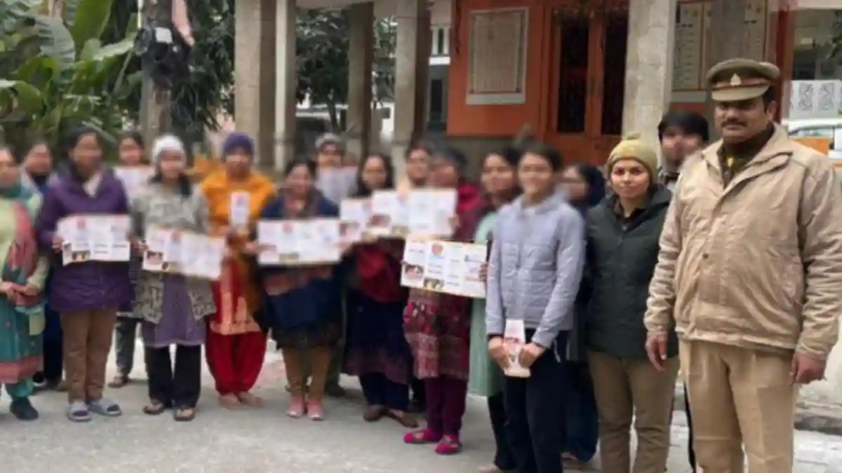 गोरखपुर में 'बहू-बेटी सम्मेलन': पुलिस ने बताई सुरक्षा की राह, मिशन शक्ति 5.0 का दमदार आगाज गोरखपुर में 'बहू-बेटी सम्मेलन': पुलिस ने बताई सुरक्षा की राह, मिशन शक्ति 5.0 का दमदार आगाज