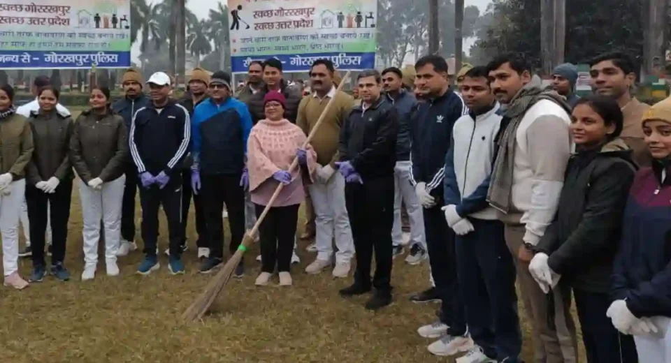 गोरखपुर पुलिस ने नए साल पर उठाई झाड़ू: एडीजी और एसएसपी ने पार्कों में किया श्रमदान, दिया खास संदेश