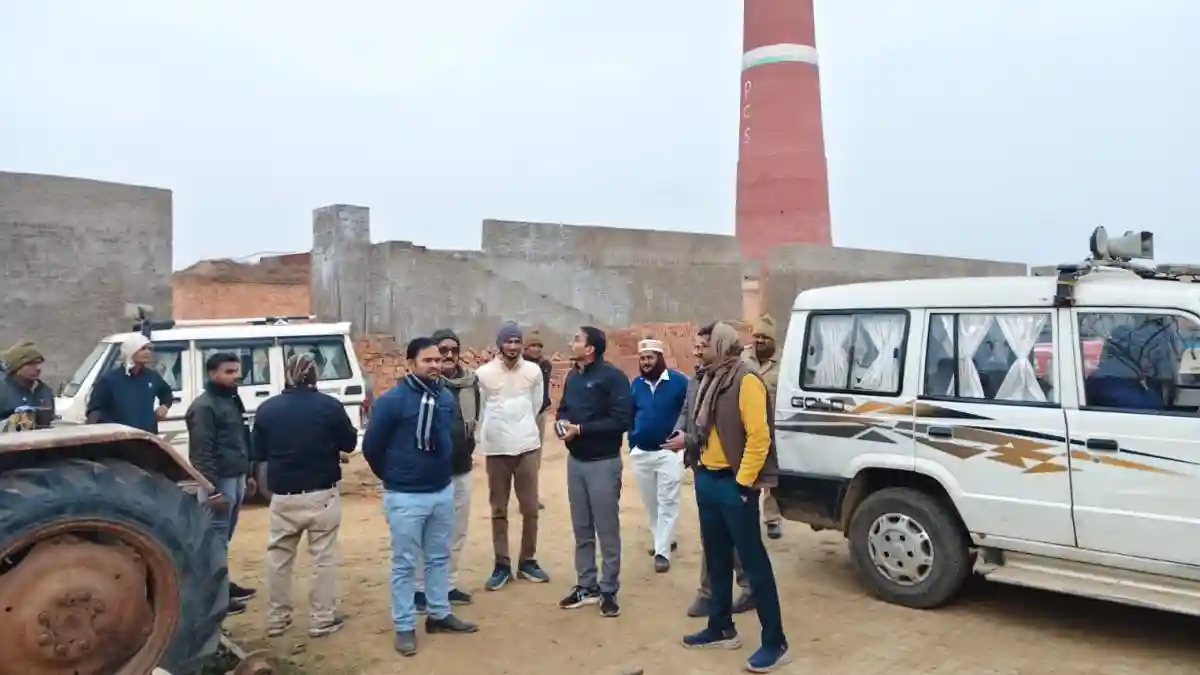 गोरखपुर में प्रशासन का बड़ा एक्शन, विनियमन शुल्क न चुकाने पर 4 ईंट भट्ठों पर छापा, लाखों की ईंटें नष्ट