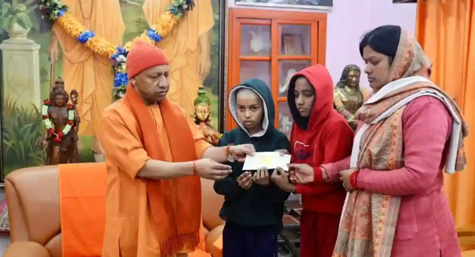 गोरखपुर न्यूज़: मुख्यमंत्री योगी ने दिवंगत पत्रकार विवेक अस्थाना के परिवार को दी 5 लाख की आर्थिक सहायता