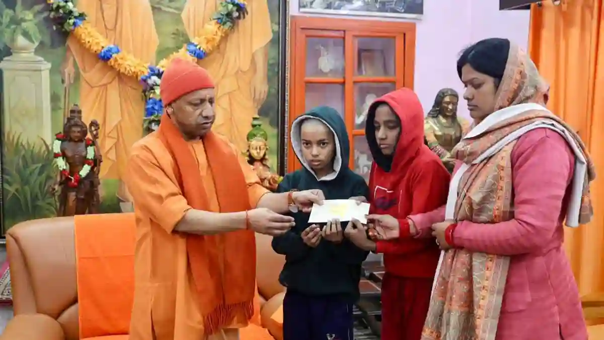 गोरखपुर न्यूज़: मुख्यमंत्री योगी ने दिवंगत पत्रकार विवेक अस्थाना के परिवार को दी 5 लाख की आर्थिक सहायता