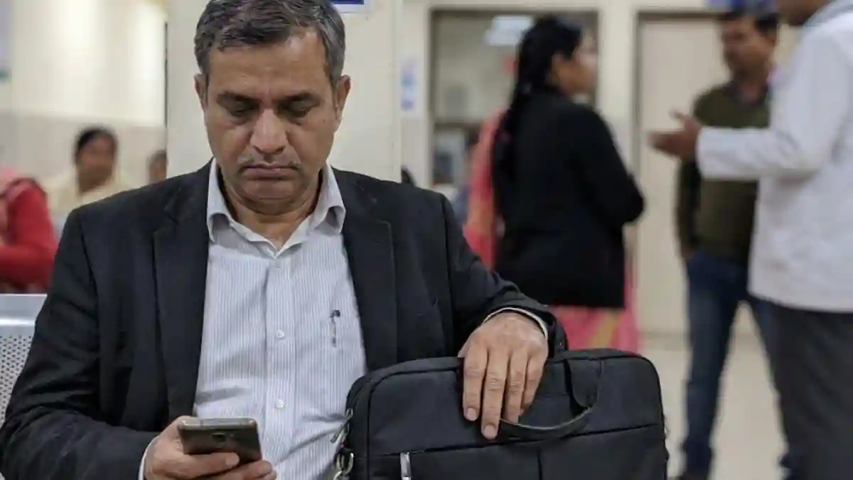 खुश हैं या सिर्फ व्यस्त? एम्स गोरखपुर के डॉक्टरों ने बताया आधुनिक जीवन और तनाव का कड़वा सच