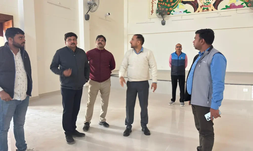 नवनिर्मित 'कल्याण मंडपम' का निरीक्षण करते नगर आयुक्त गौरव सोगरवाल. 