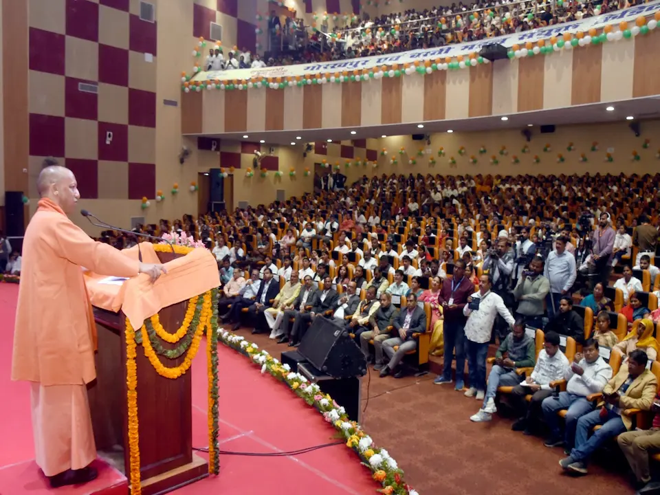 प्रदेश में 10 लाख नए युवा उद्यमी तैयार करेगी यूपी सरकार गोरखपुर में आयोजित कार्यक्रम में लोगों को संबोधित करते सीएम योगी आदित्यनाथ.