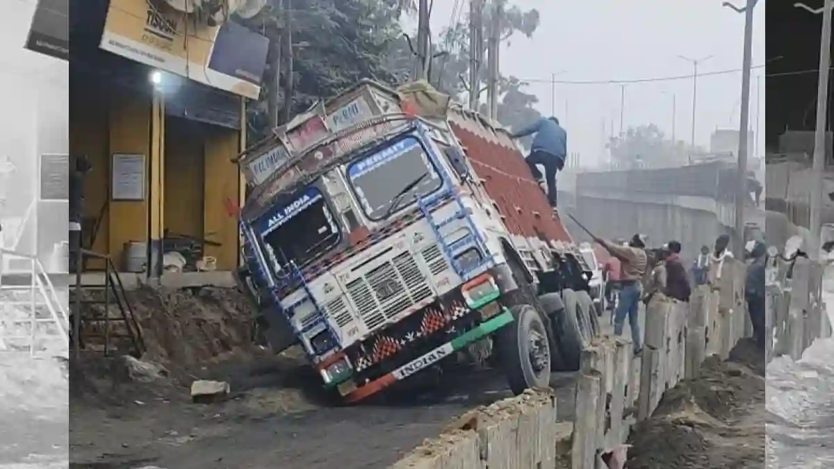 खजांची फ्लाईओवर के पास 'दलदल' में धंसा ट्रक, ढाई घंटे तक लगा रहा भीषण जाम