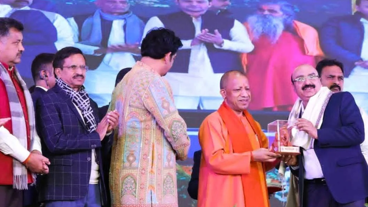 गोरखपुर महोत्सव 2026 का भव्य समापन, सीएम योगी ने 6 विभूतियों को ‘गोरखपुर गौरव’ से नवाजा गोरखपुर महोत्सव 2026 का भव्य समापन, सीएम योगी ने 6 विभूतियों को ‘गोरखपुर गौरव’ से नवाजा